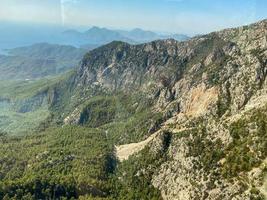 un drone panoramique de haute montagne survole les montagnes en été. vue aérienne ci-dessus dans les montagnes et les prairies des carpates photo