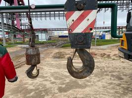 Low angle view of crochet de grue en usine photo