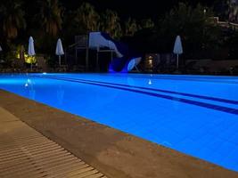 piscine tropicale au bord de la rivière la nuit photo