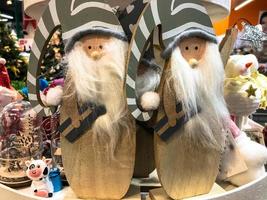 deux ornements de gnome de noël rouge se détendent ensemble, joli jouet en peluche fait main pour la décoration photo