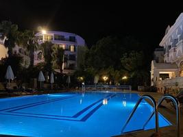 un bel hôtel d'escapade chic dans une station balnéaire tropicale du sud avec une piscine la nuit photo