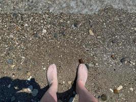 la section basse de l'homme debout sur la plage photo