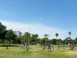 aire de jeux pour enfants avec de nombreux équipements sportifs dans la banlieue de la ville photo