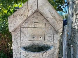 fontaine d'eau potable de robinet de rue antique en italie photo