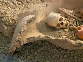 crâne et os creusés dans la fosse avec de vieux bois, concept jour d'halloween photo