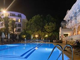 un bel hôtel d'escapade chic dans une station balnéaire tropicale du sud avec une piscine la nuit photo