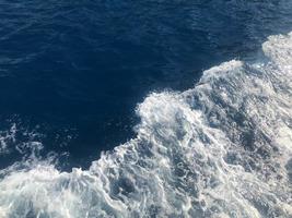 texture de la mer bleue avec des vagues et de la mousse photo