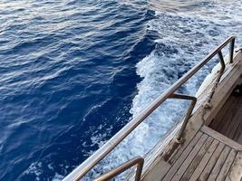 bel océan calme depuis le pont d'un bateau de croisière photo