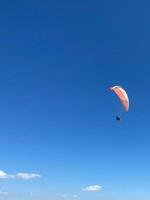 le parachutiste vole sous la verrière d'un parachute, s'approchant rapidement, gros plan photo