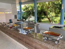 buffet tout compris dans des plateaux chauffants du restaurant de l'hôtel avec œufs aux épinards pour le petit-déjeuner photo