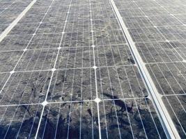 panneau solaire poussiéreux moderne bleu à économie d'énergie pour générer de l'électricité à partir du soleil. concept d'énergie écologique alternative photo
