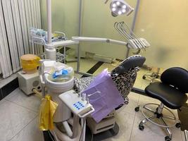 une chaise vide dans le cabinet du dentiste. cabinet de dentiste vide photo