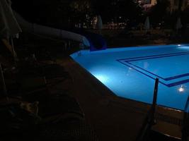 piscine et cascade la nuit photo