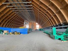 l'intérieur d'un grand bâtiment industriel ou d'une usine avec des constructions en acier photo