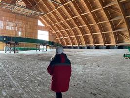 vue arrière des employés d'entrepôt marchant dans l'allée entre les rangées de hautes étagères photo