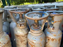 de nombreuses bouteilles de gaz portables plus anciennes devant le magasin de gaz pour le service photo