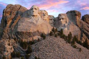 Mount Rushmore matin alors que le soleil commence à éclairer la montagne. photo