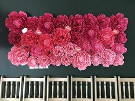 bouquet de fleurs roses sur le mur photo