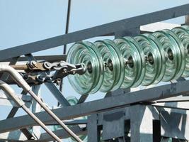 isolateur linéaire en verre sur les lignes électriques à haute tension. photo