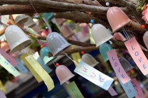 voyage à bangkok, thaïlande. les cloches colorées avec des inscriptions romantiques. photo