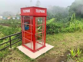 une cabine téléphonique rouge britannique classique nichée dans les montagnes photo