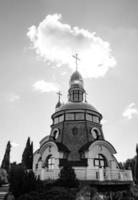 Croix de l'église chrétienne dans la haute tour du clocher pour la prière photo