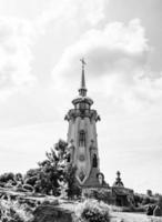 Croix de l'église chrétienne dans la haute tour du clocher pour la prière photo