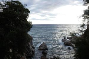 littoral méditerranéen avec des rochers dans la région catalane, espagne photo