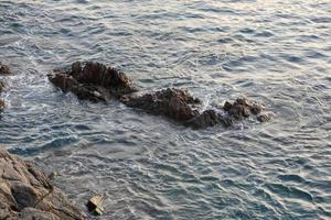 littoral méditerranéen avec des rochers dans la région catalane, espagne photo