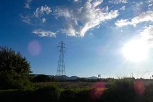 pylônes métalliques, ouvrages d'art qui supportent les câbles en cuivre qui transportent l'électricité. photo