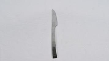 Couteau en métal brillant de cuisine en acier inoxydable isolé sur fond blanc photo