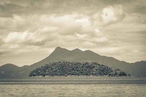 mangrove et plage de pouso sur l'île tropicale ilha grande brésil. photo