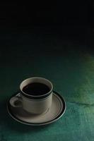 tasse de café sur fond vert photo