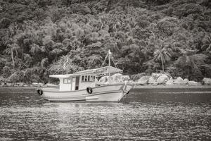 bateaux bateaux bateau mangrove et plage de pouso ilha grande brésil. photo
