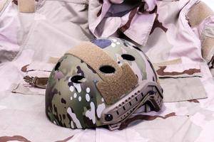 casque militaire sur chemise camouflage désert photo