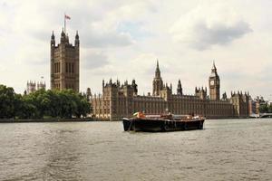 une vue sur la tamise près de westminster photo