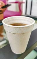 tasse en polystyrène avec de la bière sur la table à cancun mexique. photo