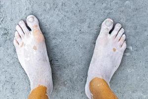 pieds de boue poussiéreuse blanche extrêmement sale sur l'île de holbox au mexique. photo