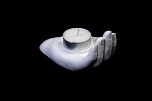 chandelier en forme de main en plâtre avec bougies, chandelier en plâtre en forme de pierre. bougie à thé. bougeoir intérieur de vos propres mains photo