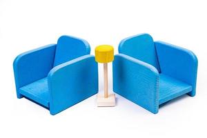 une chaise en bois bleue, un canapé, deux chaises avec une table, une table jaune, des chaises en bois rembourrées bleues. Lampe jaune sur fond blanc isolé photo