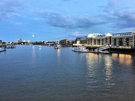 une vue sur la tamise près de westminster photo