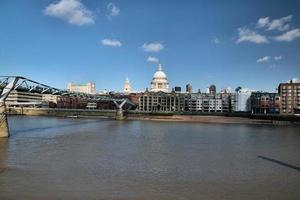 londres au royaume-uni en juin 2022. vue sur la cathédrale saint-paul de l'autre côté de la tamise photo