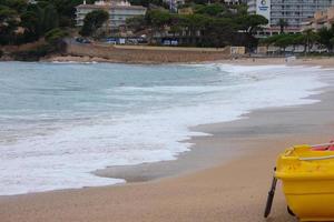 l'écume des vagues lorsqu'elles atteignent le sable de la plage photo