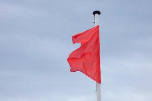 drapeaux flottant au vent photo