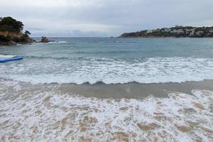 l'écume des vagues lorsqu'elles atteignent le sable de la plage photo