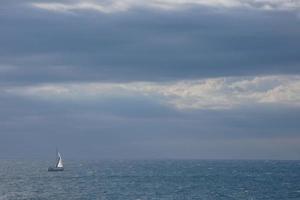 voilier naviguant en mer méditerranée, eaux calmes photo