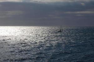 voilier naviguant en mer méditerranée, eaux calmes photo