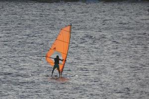 pratiquer la planche à voile en méditerranée, mer calme photo