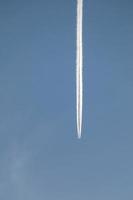 sillage blanc d'un avion sous le ciel bleu photo