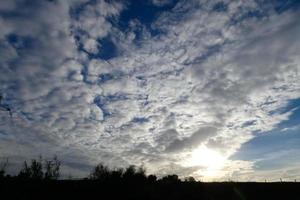 nuages épars dans le ciel indiquant un changement de temps. photo